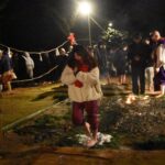 火渡りに挑む参拝者