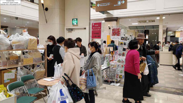 来店客でにぎわうチャリティーバザール=岡山県津山市新魚町のアルネ津山で