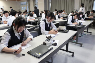みらいノートに思いや考えをつづる3年生＝岡山県津山市で