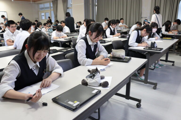 みらいノートに思いや考えをつづる3年生＝岡山県津山市で