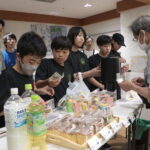 接客に励む鶴山中学校の生徒たち＝岡山県津山市で