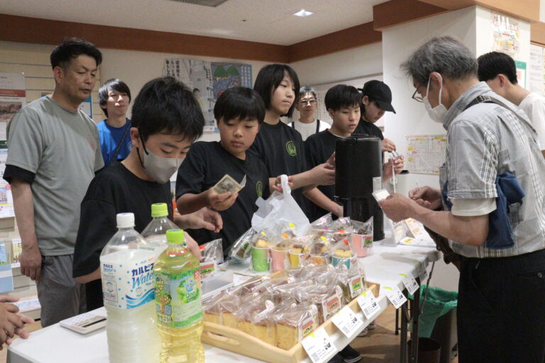 接客に励む鶴山中学校の生徒たち＝岡山県津山市で