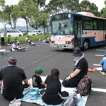 路線バスの写生を楽しむ子どもたち=岡山県津山市、リージョンセンター駐車場で