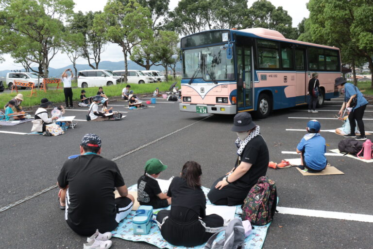 路線バスの写生を楽しむ子どもたち=岡山県津山市、リージョンセンター駐車場で