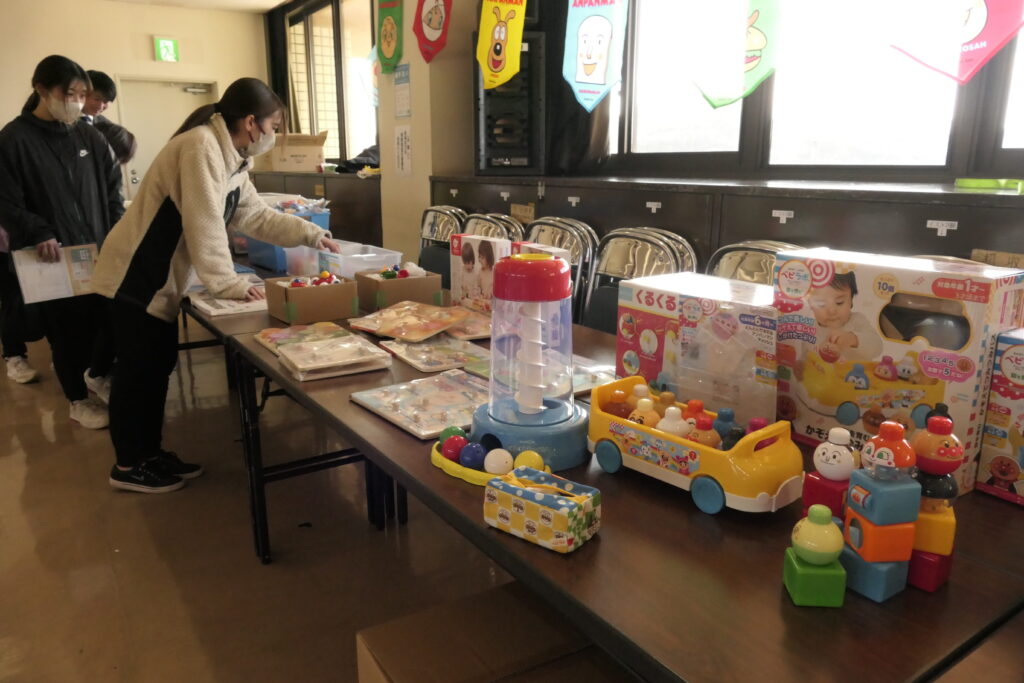 会場に展示された数々の保育用品