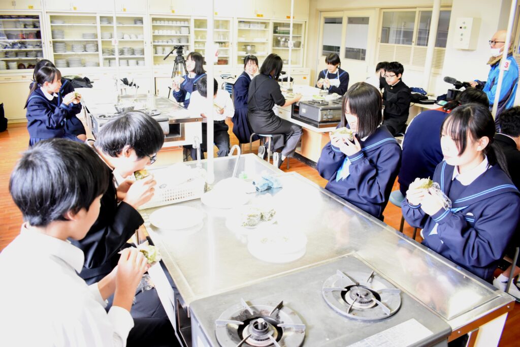 おにぎらすを試食する生徒たち=岡山県美咲町下谷の柵原中学校で