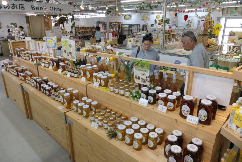 蜂蜜関連の商品が並ぶショップ