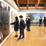 足をとめて鑑賞する来館者