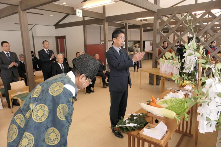 シーズン中の安全を祈願する関係者たち=岡山県鏡野町で