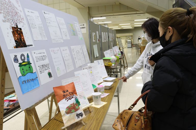 津山東中学校３年生の取り組み「津山をＡｒｔで応援しよう」の作品展