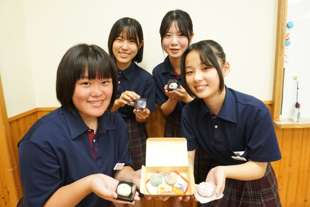 完成した和菓子を手にする久世中の生徒たち=岡山県真庭市で