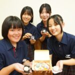 完成した和菓子を手にする久世中の生徒たち=岡山県真庭市で