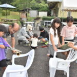 竹細工づくりに取り組む子どもたち=岡山県津山市で