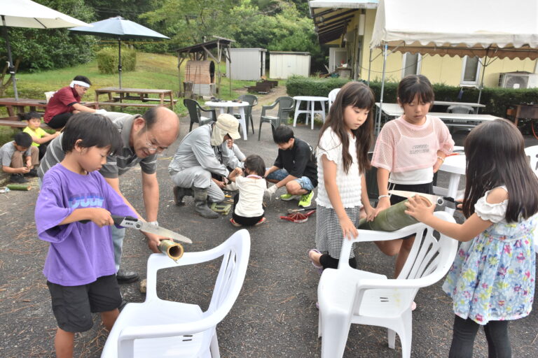 竹細工づくりに取り組む子どもたち=岡山県津山市で