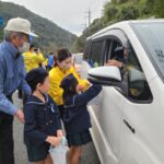 安全運転を呼びかける参加者=岡山県津山市で