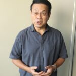 歌声を披露する小峪さん