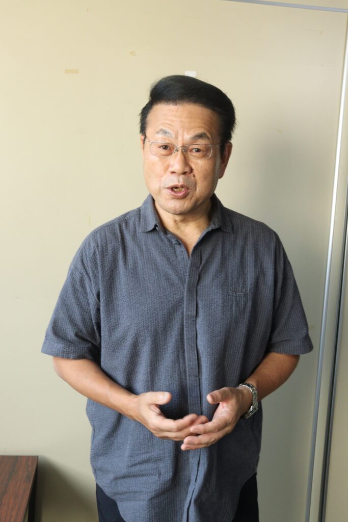 歌声を披露する小峪さん