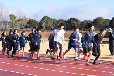 津山陸上競技場で行われた練習会で走りこむ津山チームのメンバー=岡山県津山市で