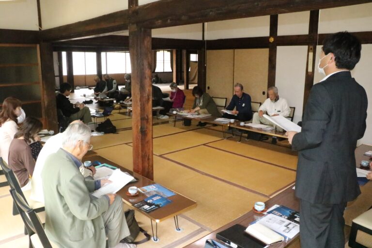 総会であいさつする赤坂代表=岡山県津山市で