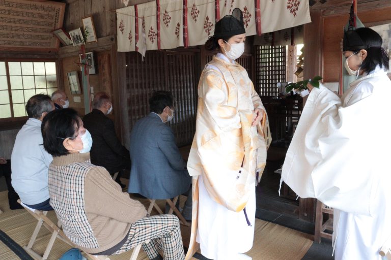 千代稲荷神社（山下）で23日、恒例の初午（うま）大祭が開かれ、参拝者は商売繁盛、家内安全などを祈願