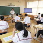 勝田中学校で開かれた薬物乱用防止教室=岡山県美作市で