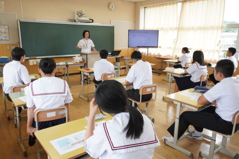 勝田中学校で開かれた薬物乱用防止教室=岡山県美作市で