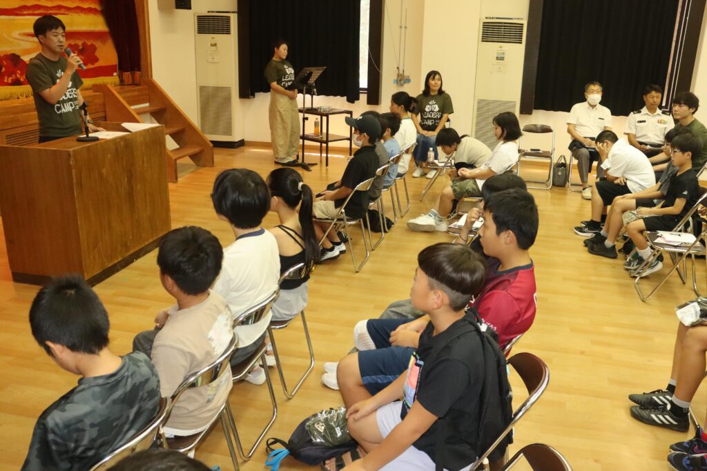あいさつする岡理事長