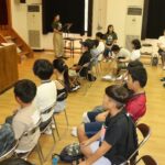 あいさつする岡理事長