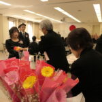 地域の人たちからの花束を受け取る卒業生たち