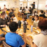 保護者や地域住民らと食事を楽しむ児童