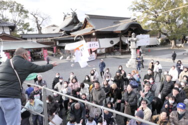 まかれた福豆に手を伸ばす参拝者=岡山県津山市で