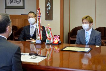 プロボクシングの全日本新人王に輝いたミニマム級の小島蓮選手（19）＝江見ボクシングクラブ、大谷、会社員＝が22日、谷口圭三市長にタイトル獲得を報告