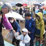 雨に負けず笑顔が広がった餅まき・菓子まき