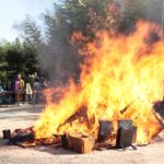 静かに様子を見守りながら諸物を供養する参列者