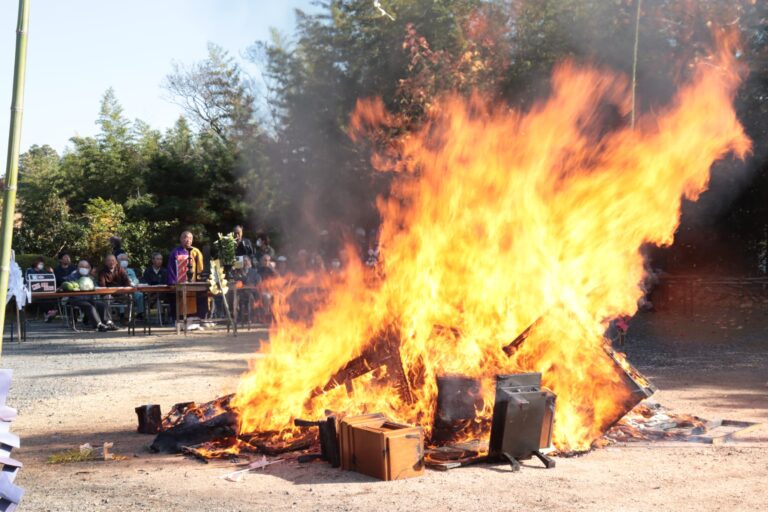 静かに様子を見守りながら諸物を供養する参列者