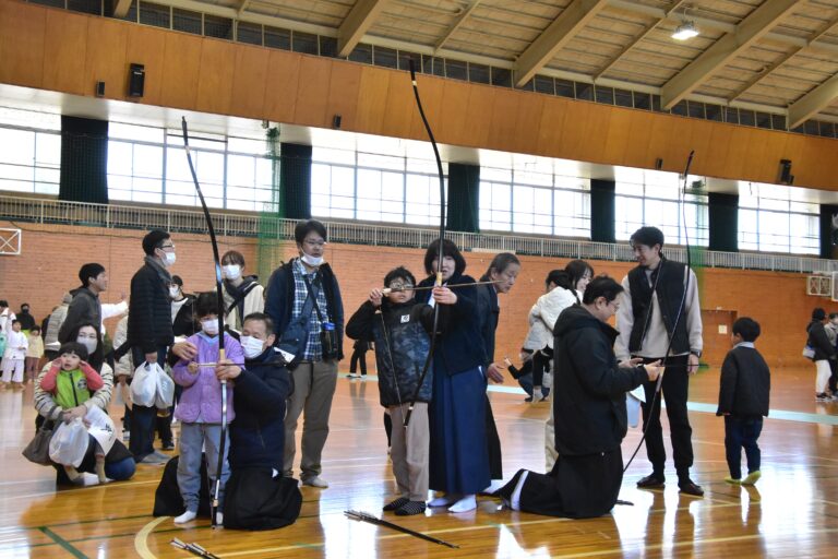弓道に挑戦する子どもたち=岡山県津山市で