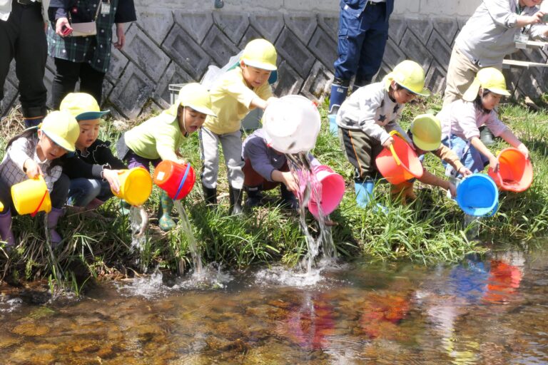 カワシンジュガイ保護を目指してアマゴを放流する地元の園児=岡山県真庭市で