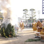 儀式の様子を見守る参拝者たち