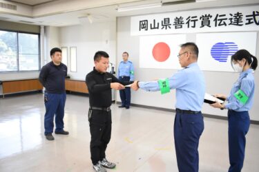 県善行賞を受ける坂口さん（中央）と北さん