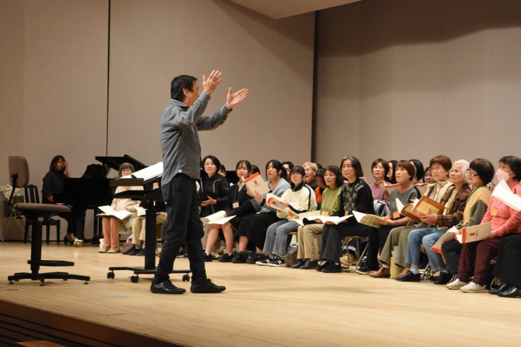 情熱的でユーモアたっぷりに指導する藤岡さん