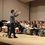 情熱的でユーモアたっぷりに指導する藤岡さん