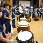 和太鼓に挑戦する台湾の中学生=岡山県美作市で