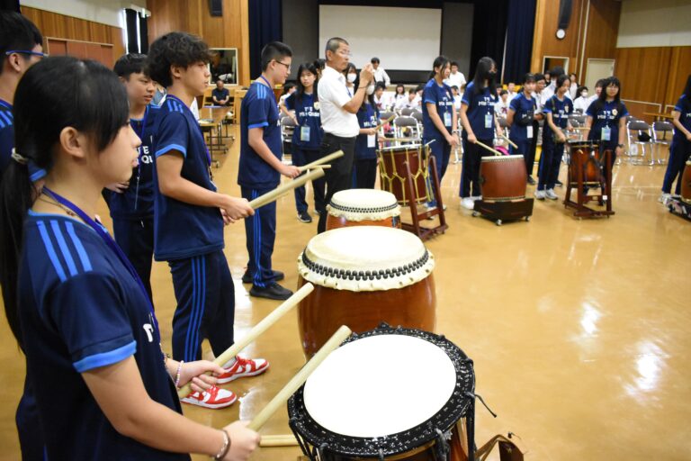 和太鼓に挑戦する台湾の中学生=岡山県美作市で