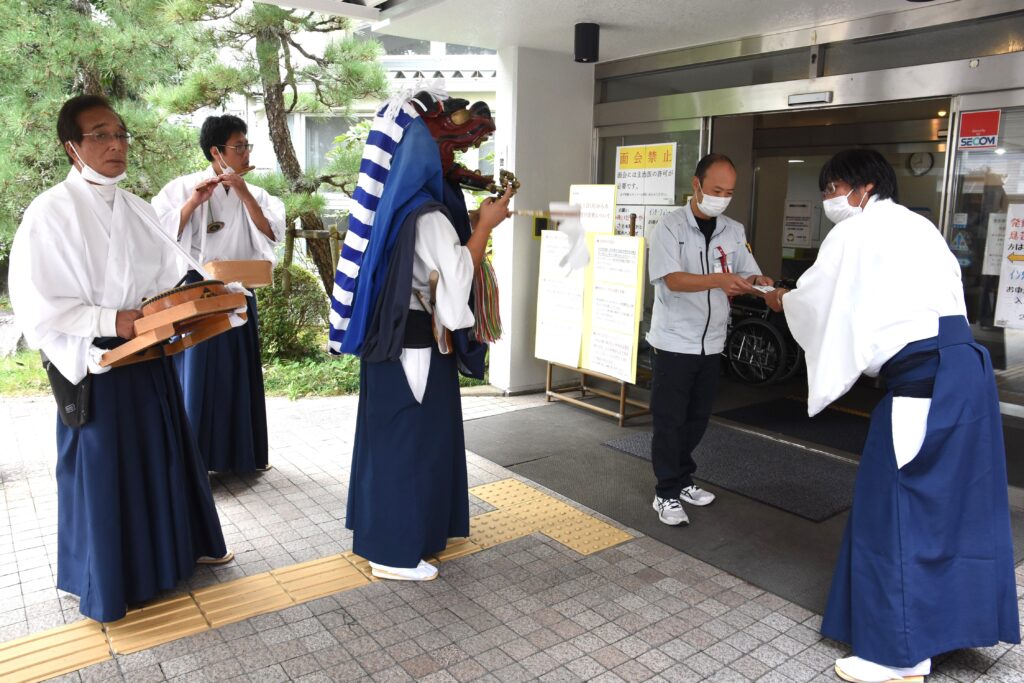 お札を受け取る施設職員