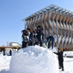 巨大かまくら作りに取り組む岡山学芸館高校のサッカー部と野球部員＝岡山県真庭市で