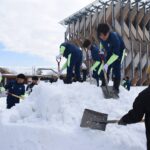 雪の感触を楽しみながら作業に励む生徒たち