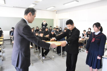 スチール缶リサイクル協会から表彰状を受け取る勝田中学校生徒会執行部=岡山県美作市で