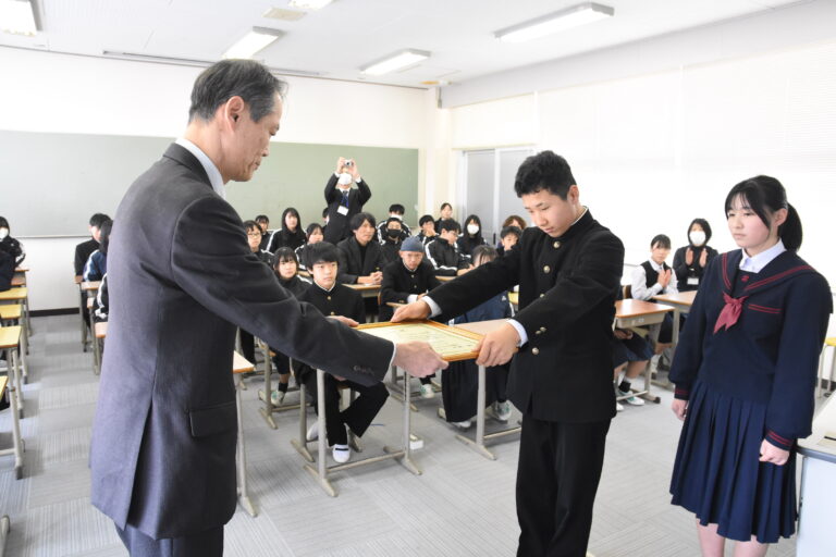 スチール缶リサイクル協会から表彰状を受け取る勝田中学校生徒会執行部=岡山県美作市で