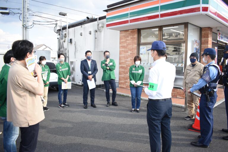 津山署員の講評を聞くセブン―イレブンの関係者