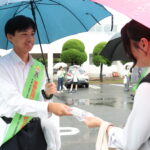 キャンペーンに参加して薬物使用防止を呼びかける生徒＝岡山県津山市で